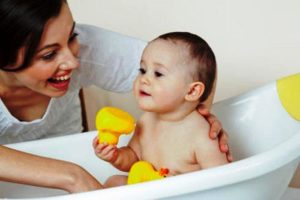 Tắm cho trẻ thường xuyên giúp phòng ngừa vi khuẩn và bít tắc lỗ chân lông