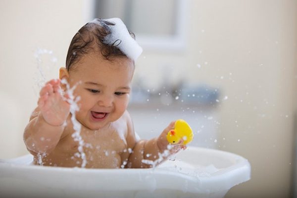 Nên tắm cho trẻ bằng nước ấm hoặc hâm sôi để nguội