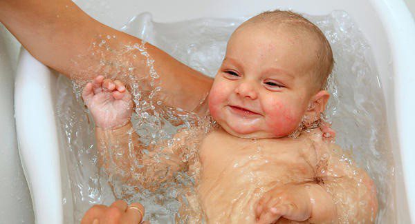Nhiệt độ là yếu tố bạn cần lưu ý đến khi chọn thời kỳ tắm cho trẻ sơ sinh