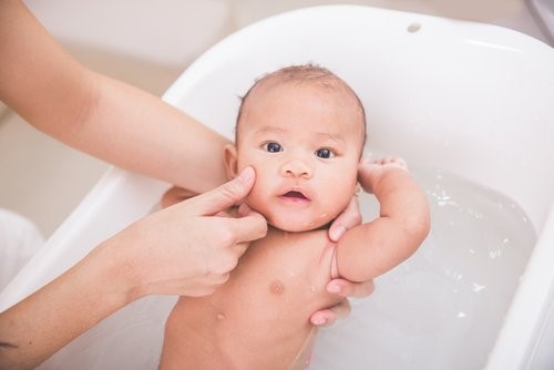  Thời điểm thích hợp để tắm cho trẻ là lúc nào?