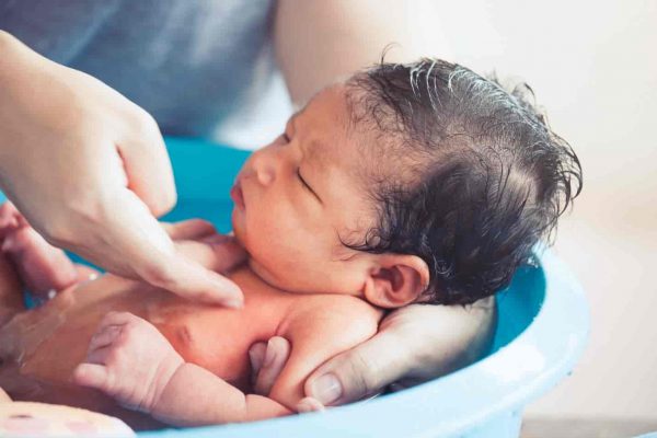 Tắm mát giúp hạn chế nổi sảy ở trẻ sơ sinh một cách hiệu quả